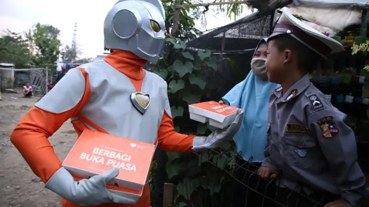 Foto: Ultraiman RZ Bagikan 100 Paket Berbuka Puasa Untuk Warga Terdampak Pandemi Covid-19