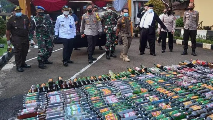 Terbesar Sepanjang Sejarah, Polres Bogor Musnahkan 50.894 Botol Miras