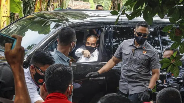Presiden Jokowi Bagikan Sembako ke Warga di Cideng