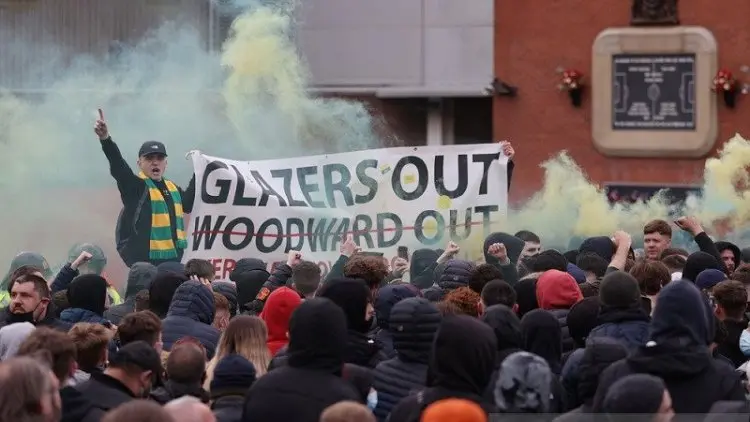 Protes, Suporter Manchester United Cegat Bus Rombongan Liverpool Masuk ke Old Trafford