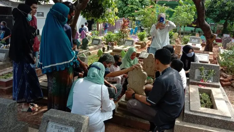 Warga Cirebon Masih Ramai- ramai Ziarah ke Pemakaman