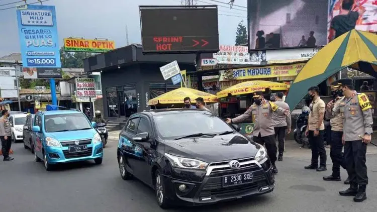 Wakapolda Jabar Pimpin Langsung Putar Balik Kendaraan Wisatawan Luar Bogor