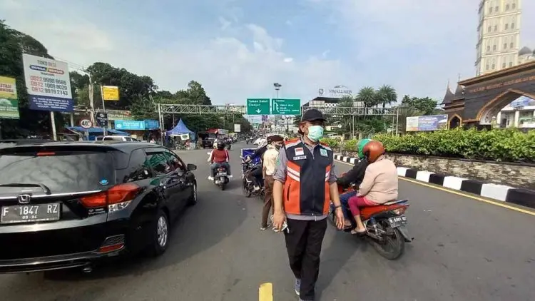 Duh, Joki e-KTP yang Loloskan Wisatawan Luar Bogor Bertransaksi Dekat Pos Gadog