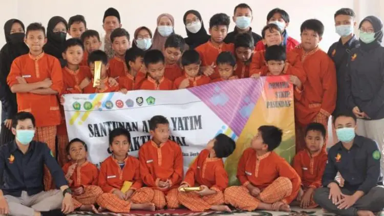 BEM STKIP Pasundan Cimahi Berbagi kepada Anak Yatim