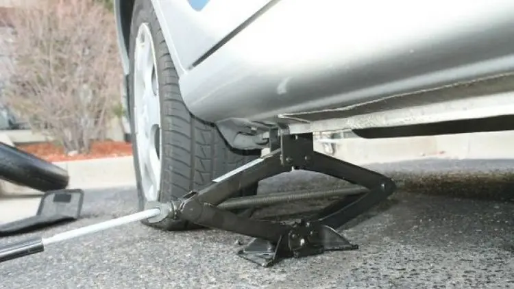 Tips Mendongkrak Mobil yang Aman dan Pasti