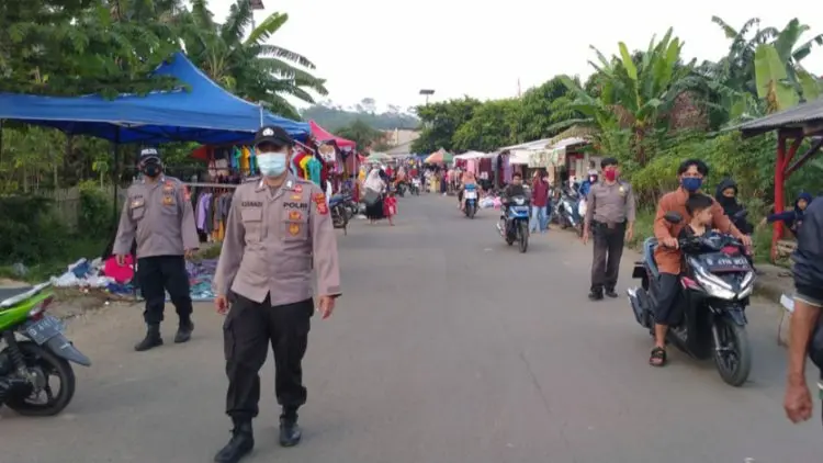 Awasi PPKM, Polsek Sindangkerta Edukasi Warga Pentingnya Prokes