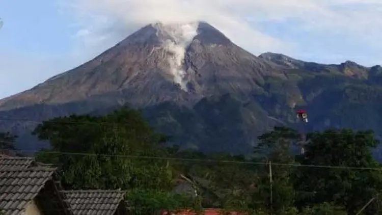 Gunung Merapi Luncurkan Awan Panas Hingga 2 Km