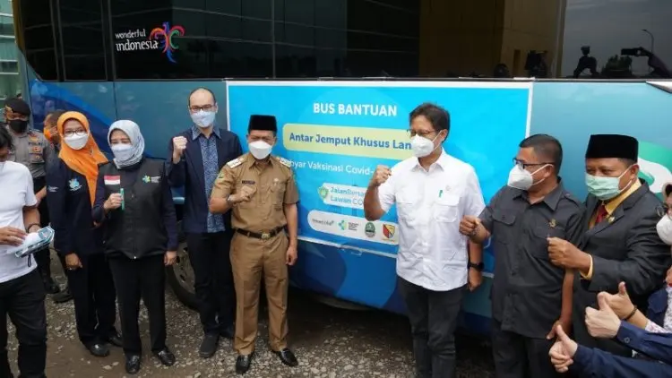 Traveloka Kerahkan 5 Armada Bus untuk Antar-Jemput Para Lansia Peserta Vaksinasi