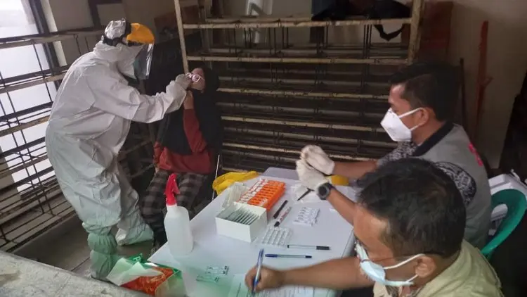 Wisatawan Puncak Di-rapid Test Antigen
