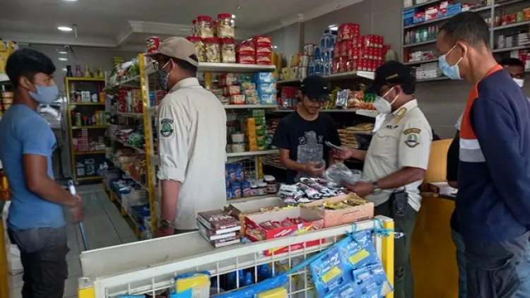 Humanisnya Satpol PP Jabar saat Penegakan dan Sosialiasi Aturan PPKM 
