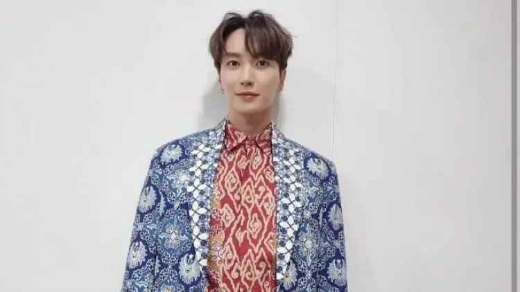 Dua Personil Boy Band Korea Kenakan Batik, Ridwan Kamil Dorong Batik Indonesia Mendunia 