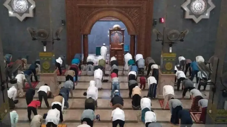 Warga Kota Cirebon Tunaikan Shalat Gerhana Berjamaah