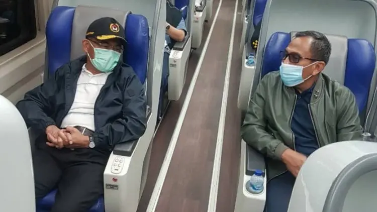 Menko PMK Tinjau Layanan GeNose C19 dan Jajal Kereta Luxury 2