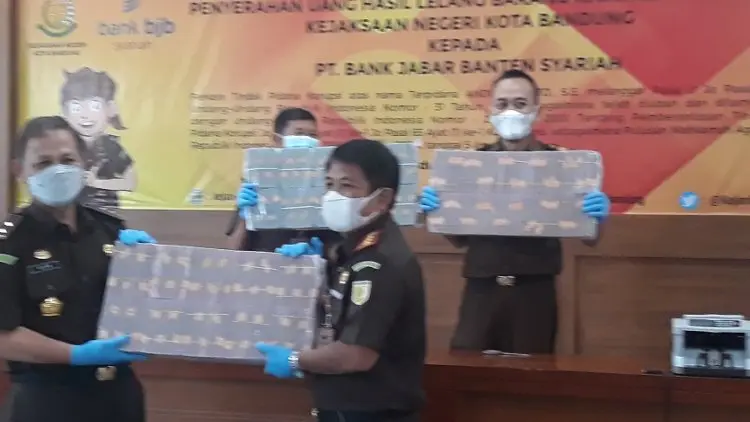 Kejari Bandung Serahkan Rp2,5 M Hasil Lelang Barang Bukti
