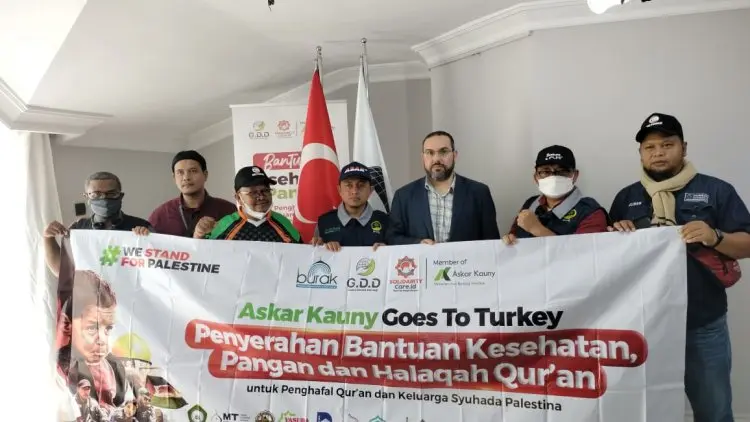 Askar Kauny Serahkan Bantuan Bagi Palestina di Turki