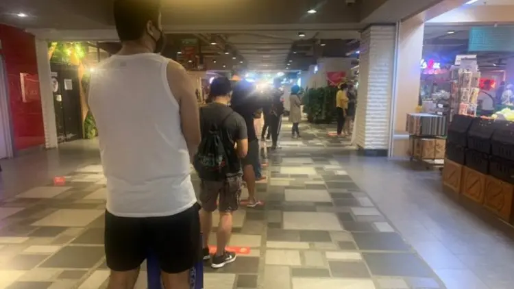 Malaysia Hanya Izinkan Dua Orang per Keluarga Berbelanja
