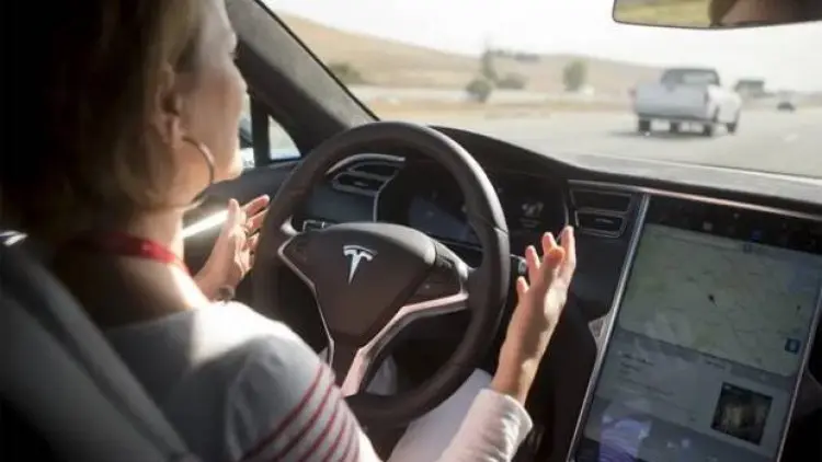 Tesla Hadirkan Sistem Pemantauan Pengemudi