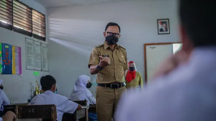 Tinjau PTM di SMPN 15, Bima Wajibkan Siswa Mandi Usai Sekolah