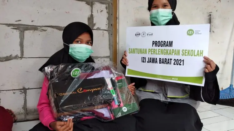 IZI Jabar Berikan Bantuan Perlengkapan Alat Sekolah kepada Anak Yatim Dhuafa