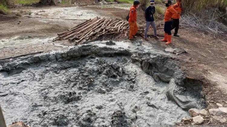 BPBD Cirebon Cek Semburan Lumpur Berbau Menyengat