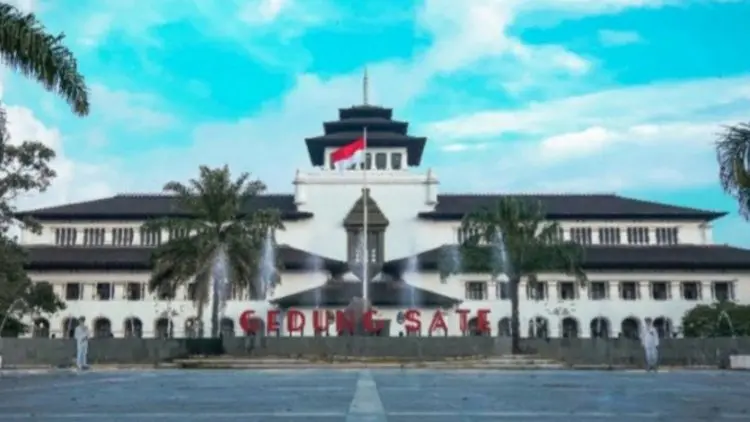 Pemprov Jabar Mulai Sebar Bansos Beras untuk Warga Terdampak PPKM Darurat