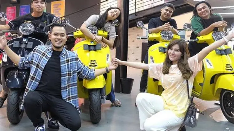 Crazy Rich Malang Hadiahi 4 Selebgram Vespa Mahal