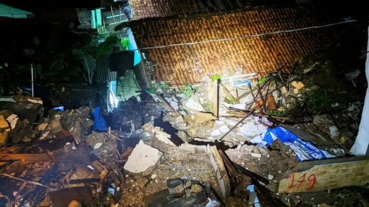 Tebing Tujuh Meter Longsor Timpa Dua Rumah 