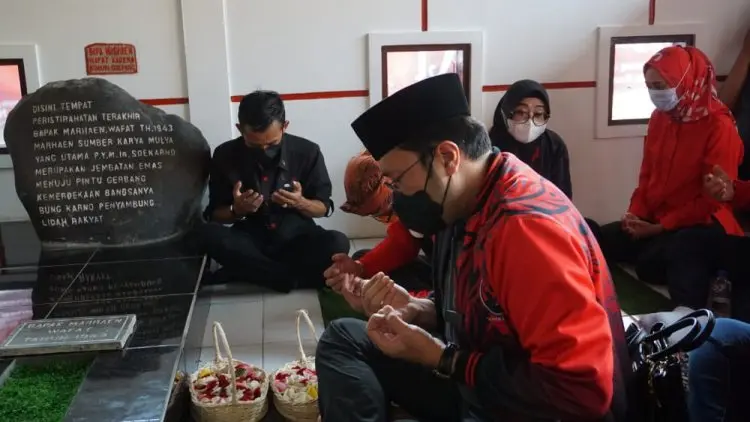 PDI Perjuangan Jabar Ziarah dan Tabur Bunga di Makam Marhaen