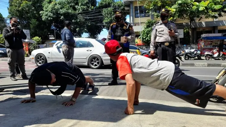 Hukuman Ini Diterapkan Bagi Warga Tak Bermasker Lewat Kawasan Dago