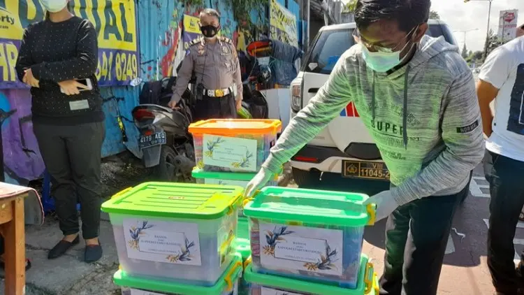 Polisi Sumbang Sembako Warga yang Jalani Isolasi Mandiri