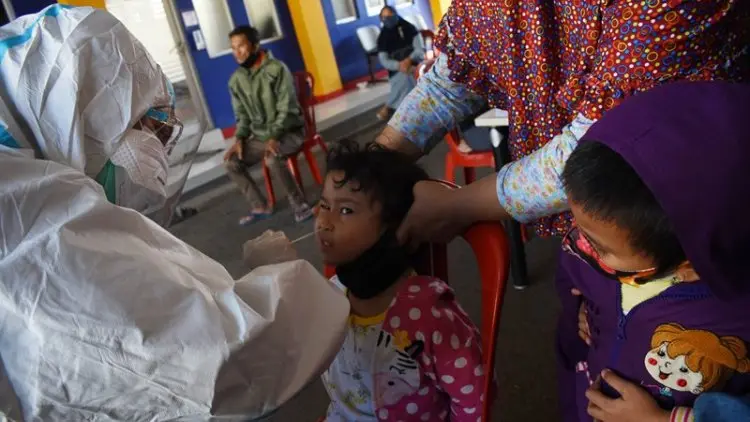 Foto: Tes Swab Massal Warga Desa Cibogo