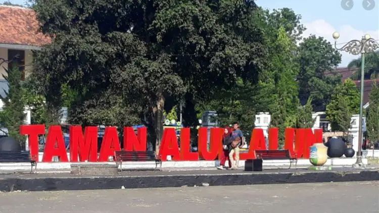 Mereka yang Tak Sabar Menunggu Alun-alun Baru (3)