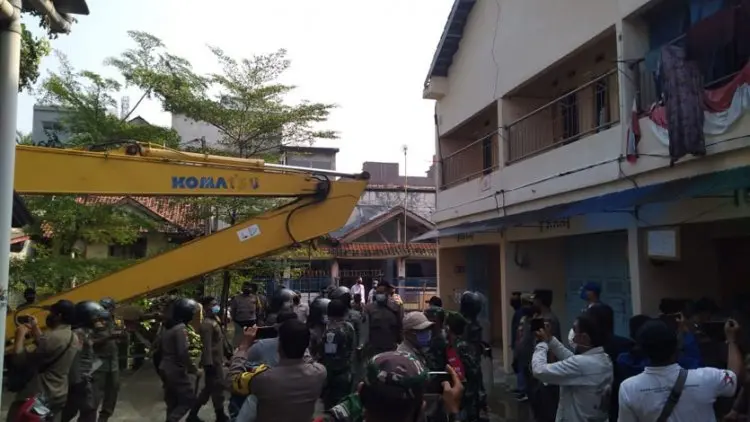 Brukk...4 Bangunan Bertingkat di Ciampea Dibongkar Satpol PP