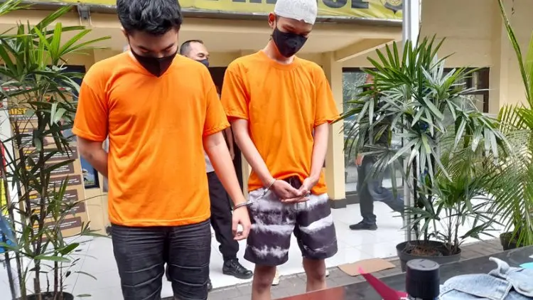 Demi Parfum, Dua Pria Bandung Ini Keroyok Kasir Minimarket