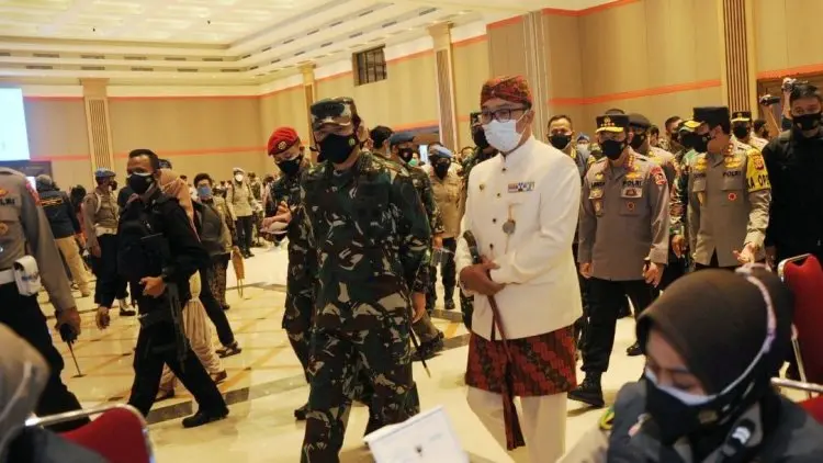 Vaksinasi Massal TNI – Polri Targetkan 10.000 Orang