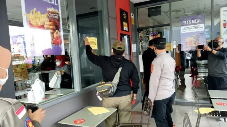 Satpol PP Kota Bandung Pastikan Masih Menutup Tiga Gerai McD