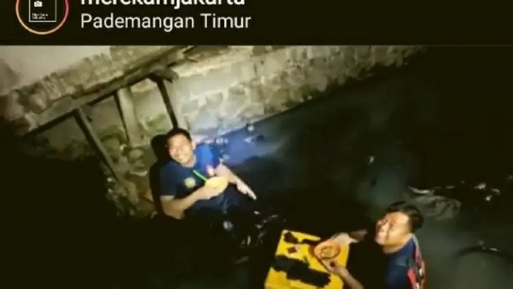 Makan Cuy, Petugas Damkar Asyik Santap Makanan di Got