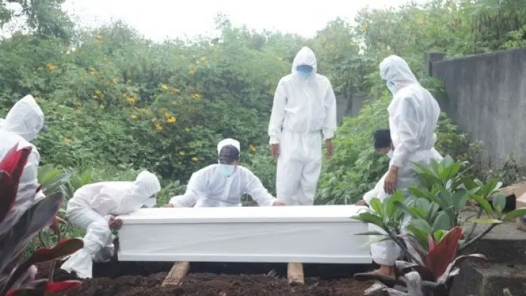 Tim JQR Bantu Petugas Gali Kubur TPU Cikadut Bandung