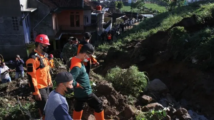 Pemkab Bandung Respon Cepat Banjir Desa Alam Endah  Kecamatan Rancabali