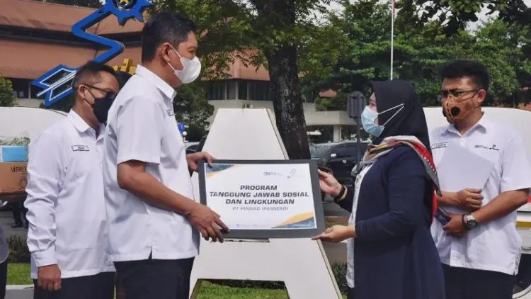 Dukung Penanganan Covid-19, Pindad Serahkan Bantuan Sembako dan Masker kepada Masyarakat