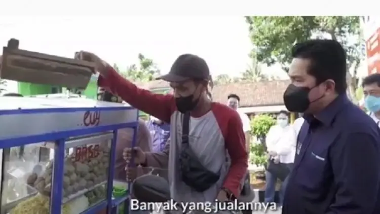 Erick Thohir Tertawa Bareng Tukang Bakso