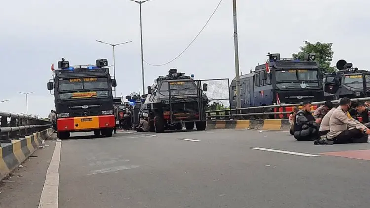 Massa Cemplungkan Motor Polisi ke Kali