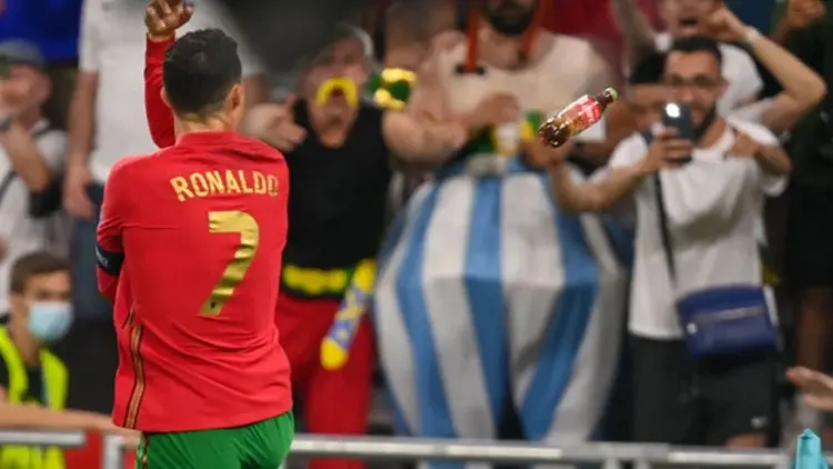 Lucu...Ronaldo Dilempar Botol Coca-Cola