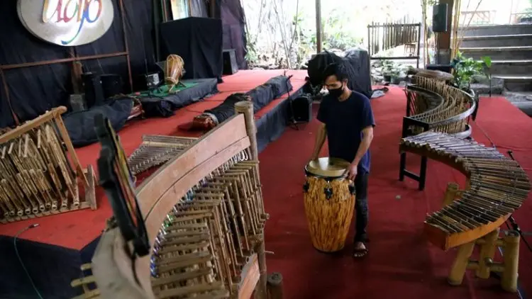 Cari Alternatif Keuangan, SAU Lelang 13 Set Angklung