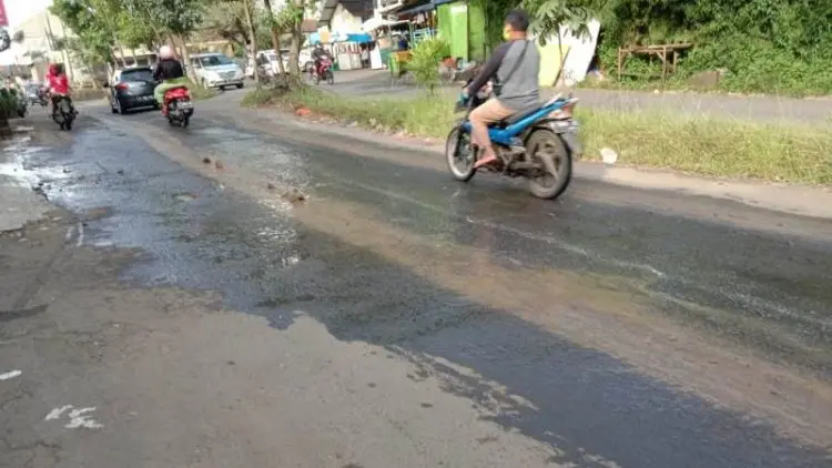 Warga Keluhkan Ceceran Tanah Proyek Jalur Ganda di Jalan Pahlawan Batutulis 
