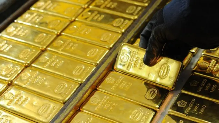 Emas Jatuh Lantaran Dolar AS Lebih Kuat
