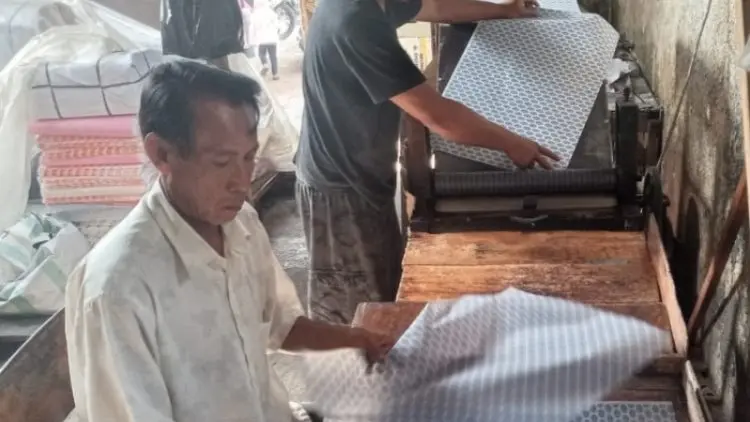 Perajin Kertas Dodol Tetap Bertahan saat Mayoritas Pengusaha Dodol Gulung Tikar