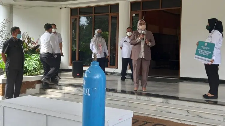 Kadin Bogor Donasikan 50 Peti Mati dan 10 Tabung Oksigen