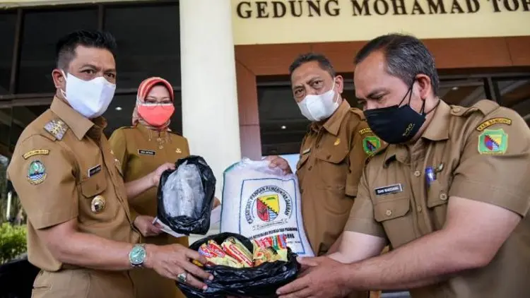 Bupati Bandung Luncurkan Bantuan untuk 277 Rumah Warga Isoman