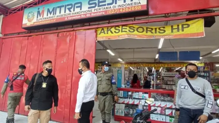 Non Esensial, Toko Aksesori Ponsel Ditutup Petugas